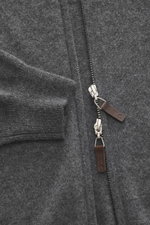 Nahaufnahme der FTC Cashmere Strickjacke dunkelgrau meliert von oben, zeigt feines Strickbild, weichen Griff, verdeckten Zwei-Wege-Reißverschluss mit Leder-Logo und gerippten Stehkragen. Fair-Trade-Cashmere, OEKO-TEX® zertifiziert, Regular Fit, flexible R