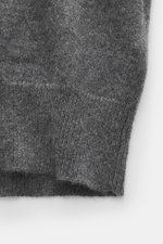 FTC Cashmere Strickjacke dunkelgrau meliert, Nahaufnahme der Ärmelbündchen und feinem Strickbild, Fair-Trade-Cashmere, weich, OEKO-TEX® zertifiziert, Regular Fit, Stehkragen, Leder-Logo am Reißverschluss.