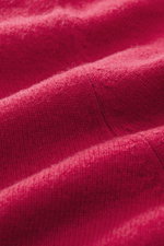 Nahaufnahme der roten FTC Cashmere Strickjacke rot aus Fair-Trade-Cashmere mit feinem Strickbild, weichem Griff und geripptem Stehkragen.