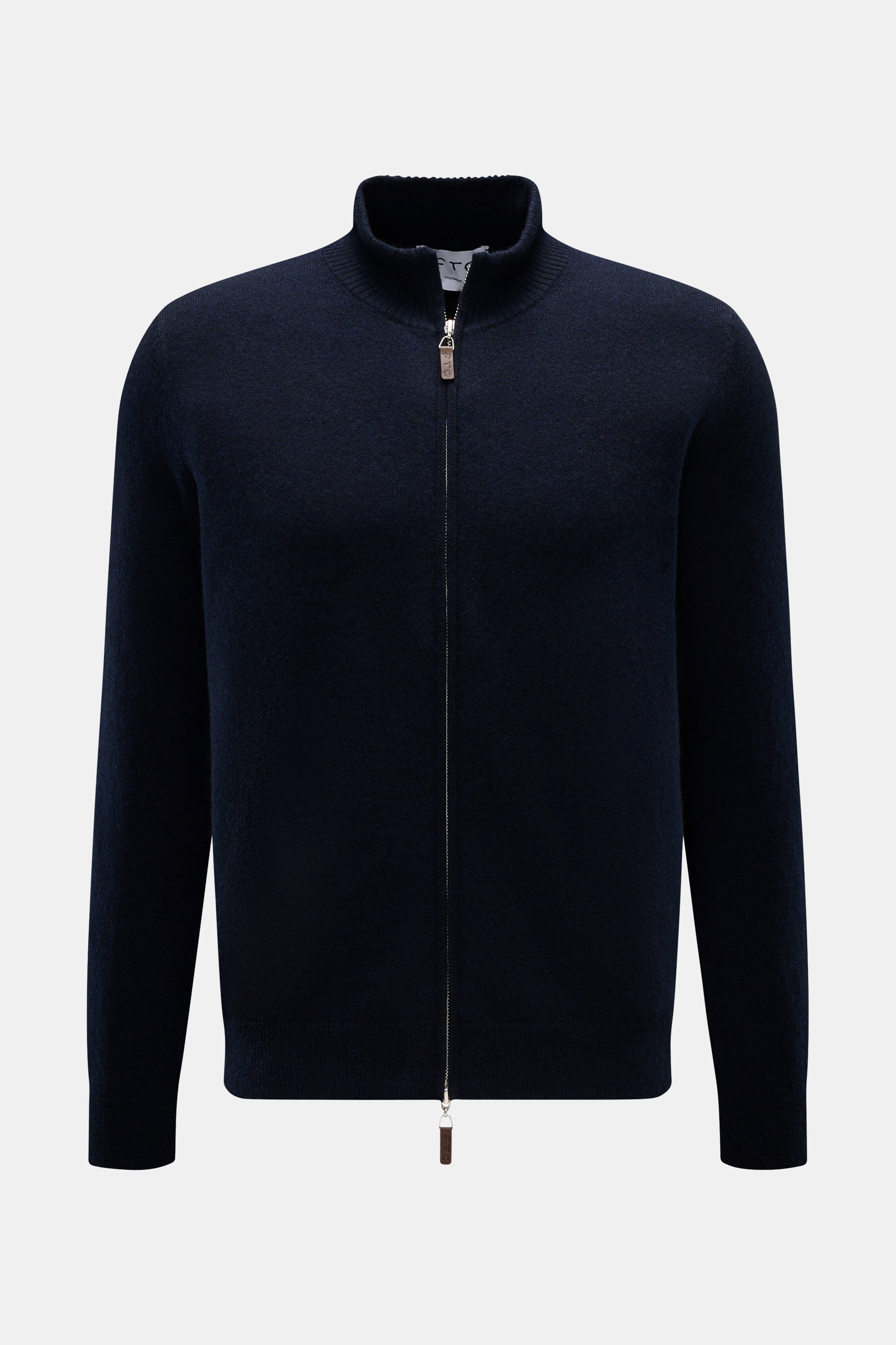 FTC Cashmere Strickjacke navy, frontal fotografiert, gerippter Stehkragen, verdeckter Zwei-Wege-Reißverschluss mit Leder-Logo, Fair-Trade-Cashmere, weicher Griff, Regular Fit.