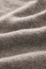 Nahaufnahme der FTC Cashmere Strickjacke taupe meliert aus Fair-Trade-Cashmere, feinem Strickbild und weichem Griff, Detailaufnahme des Materials.