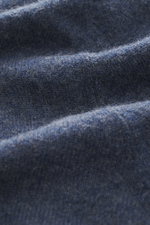 Nahaufnahme der FTC Cashmere Strickjacke graublau meliert, Detailansicht des feinen Strickbilds und weichen Fair-Trade-Cashmere-Stoffs.