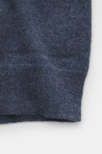 Nahaufnahme der FTC Cashmere Strickjacke graublau meliert von unten, zeigt feines Strickbild, weichen Griff, gerippten Stehkragen und Rippbündchen.