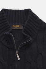 Nahaufnahme der Moorer Cashmere-Seide Strickjacke 'Dean' navy aus schräger Vogelperspektive mit Zopfstrick, Slim Fit, weichem Griff, Stehkragen, Zwei-Wege-Reißverschluss und flexiblen Rippbündchen.