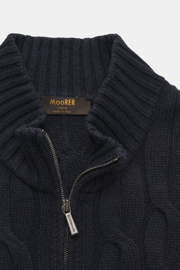 Nahaufnahme der Moorer Cashmere-Seide Strickjacke 'Dean' navy aus schräger Vogelperspektive mit Zopfstrick, Slim Fit, weichem Griff, Stehkragen, Zwei-Wege-Reißverschluss und flexiblen Rippbündchen.