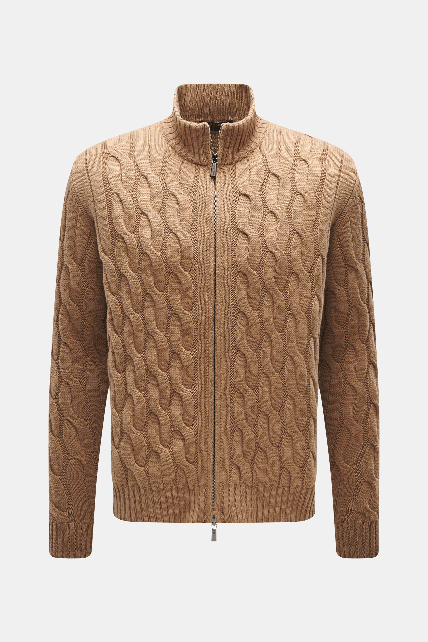 Moorer Cashmere-Seide Strickjacke 'Dean' hellbraun, frontal fotografiert, mit Zopfstrick, Slim Fit, Stehkragen, Zwei-Wege-Reißverschluss, weichem Griff.