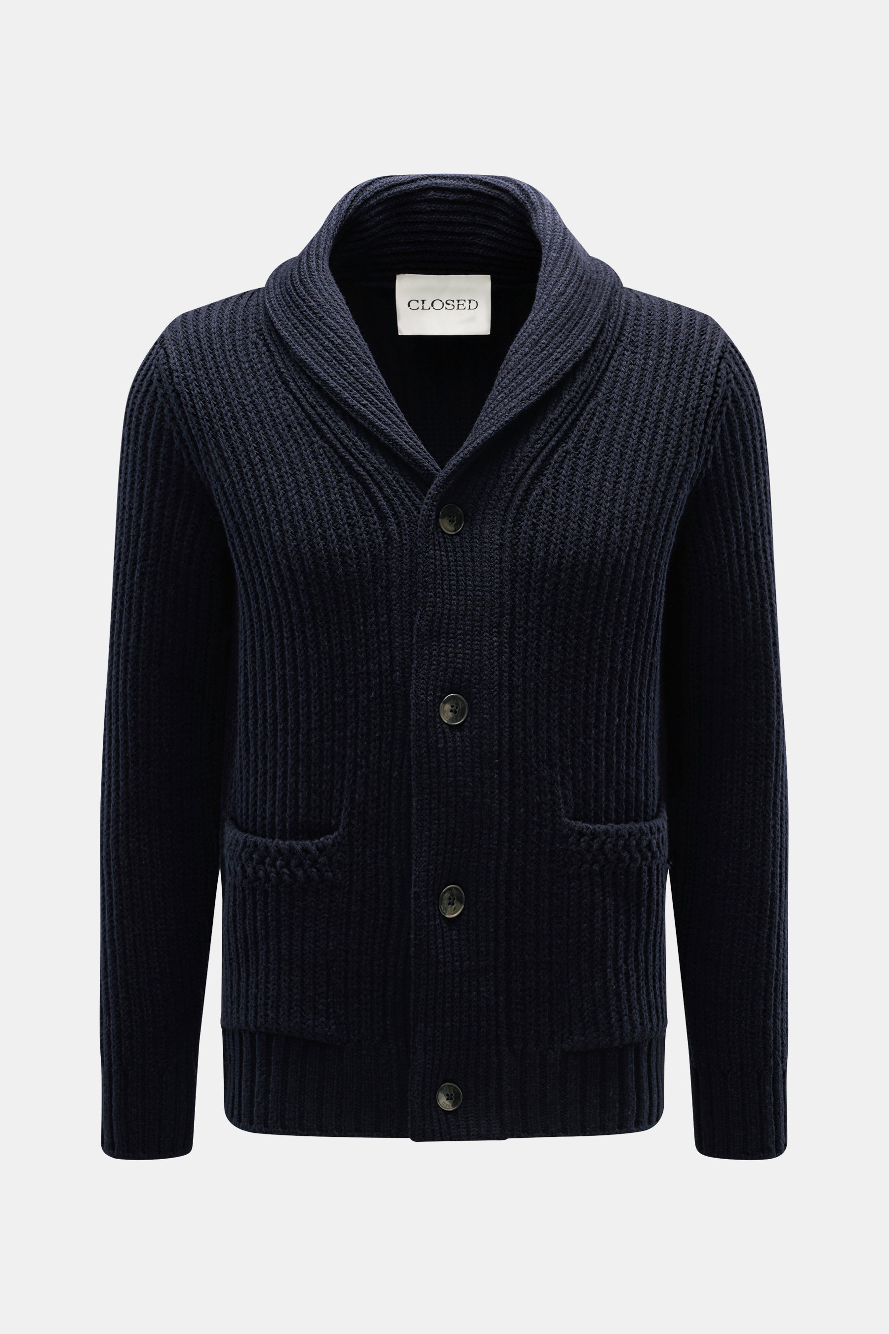 Frontansicht des Closed Cardigan navy aus grobem, schwerem Patentstrick aus reiner Wolle, weicher Griff, Regular Fit, Schalkragen, Vier-Knopf-Leiste, aufgesetzte Hüfttaschen und breite, komfortable Rippbündchen.