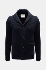 Frontansicht des Closed Cardigan navy aus grobem, schwerem Patentstrick aus reiner Wolle, weicher Griff, Regular Fit, Schalkragen, Vier-Knopf-Leiste, aufgesetzte Hüfttaschen und breite, komfortable Rippbündchen.