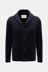 Frontansicht des Closed Cardigan navy aus grobem, schwerem Patentstrick aus reiner Wolle, weicher Griff, Regular Fit, Schalkragen, Vier-Knopf-Leiste, aufgesetzte Hüfttaschen und breite, komfortable Rippbündchen.