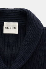 Nahaufnahme des Schalkragens und Labels des Closed Cardigan navy, Patentstrick aus reiner Wolle, weicher Griff, grobes Strickbild.