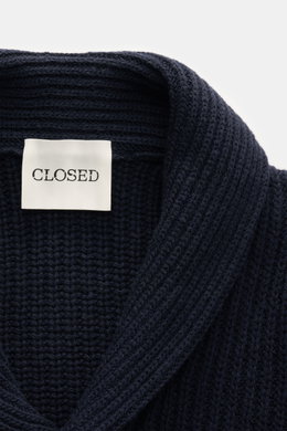 Nahaufnahme des Schalkragens und Labels des Closed Cardigan navy, Patentstrick aus reiner Wolle, weicher Griff, grobes Strickbild.