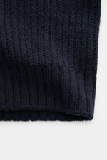 Nahaufnahme des groben, schweren Patentstricks des Closed Cardigan navy aus reiner Wolle mit weichem Griff, Regular Fit, Schalkragen, Vier-Knopf-Leiste, aufgesetzten Hüfttaschen und breiten Rippbündchen, frontal fotografiert.