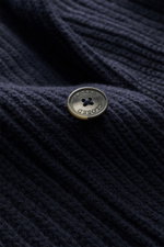 Nahaufnahme des Closed Cardigan navy aus Patentstrick reiner Wolle, weicher Griff, grobes Strickbild, Vier-Knopf-Leiste und Rippbündchen.
