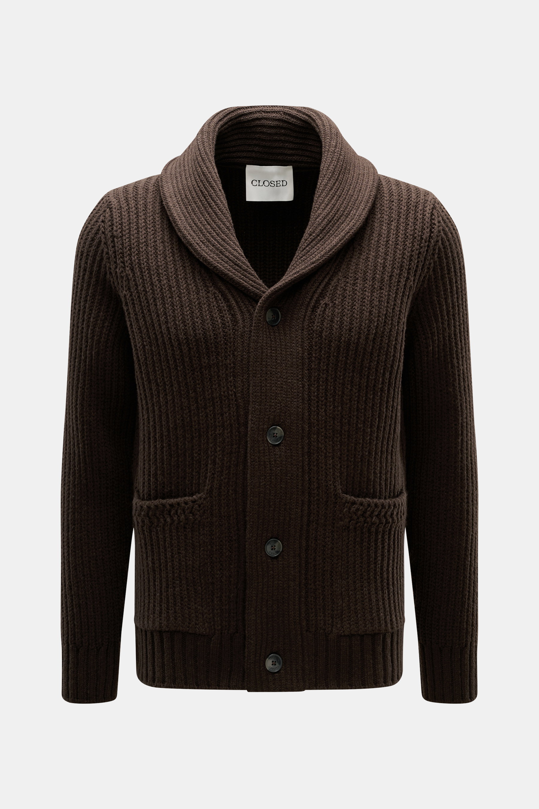 Frontansicht des Closed Cardigan dunkelbraun aus grobem Patentstrick, reiner Wolle, Regular Fit mit Schalkragen, Vier-Knopf-Leiste, Hüfttaschen und breiten Rippbündchen.
