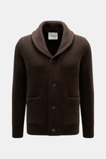 Frontansicht des Closed Cardigan dunkelbraun aus grobem Patentstrick, reiner Wolle, Regular Fit mit Schalkragen, Vier-Knopf-Leiste, Hüfttaschen und breiten Rippbündchen.