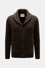 Frontansicht des Closed Cardigan dunkelbraun aus grobem Patentstrick, reiner Wolle, Regular Fit mit Schalkragen, Vier-Knopf-Leiste, Hüfttaschen und breiten Rippbündchen.