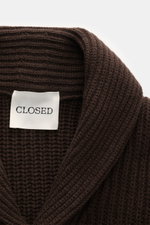 Nahaufnahme des Schalkragens und Labels des Closed Cardigan dunkelbraun, Patentstrick aus reiner Wolle, weicher Griff, grobes Strickbild.