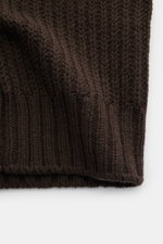 Nahaufnahme des grob gestrickten Closed Cardigan dunkelbraun mit Patentstrick aus reiner Wolle, weichem Griff und breiten Rippbündchen.