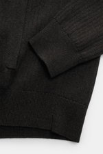 Close-up of the Polo Ralph Lauren Cardigan anthracite showing ribbed cuff and hem from a top-side perspective, highlighting the timeless ribbed pattern and elasticated bands.

<p>This ribbed cardigan in pure cotton by POLO RALPH LAUREN adds an extra layer