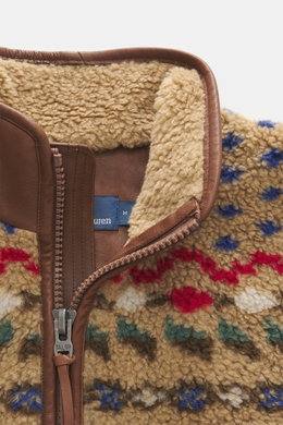 Nahaufnahme aus Frontalperspektive der Polo Ralph Lauren Sherpa-Fleecejacke hellbraun gemustert mit hochwertiger Microfaser, weichem Griff, Regular Fit, Stehkragen aus Leder, Zwei-Wege-Reißverschluss, Zipper-Fronttaschen und softem Fleece-Futter.
