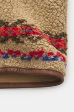 Nahaufnahme der Polo Ralph Lauren Sherpa-Fleecejacke hellbraun gemustert, Detailansicht mit hochwertiger Microfaser, weichem Griff, Stehkragen aus Leder, softem Fleece-Futter, Regular Fit, Zwei-Wege-Reißverschluss und Zipper-Fronttaschen.