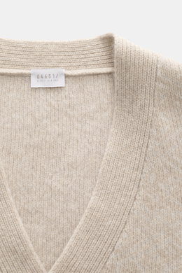 Close-up front view of 04651/ A trip in a bag Cardigan beige/sand patterned, rib knit wool and cashmere, soft feel, medium-fine knit, subtle Norwegian pattern, Regular Fit, V-neck, four-button placket, ribbed cuffs.