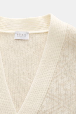 Close-up front view of 04651/ A trip in a bag Cardigan cream/beige patterned, rib knit wool and cashmere, soft feel, medium-fine knit, subtle Norwegian pattern, Regular Fit, V-neck, four-button placket, ribbed cuffs.