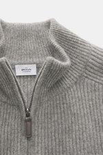 Close-up front view of von Braun Cashmere Cardigan light grey melange, showing classic ribbed knit, high collar, and two-way zipper.

Description: <p>Basic for the cold season made from soft cashmere: The VON BRAUN cardigan in classic ribbed knit can be e