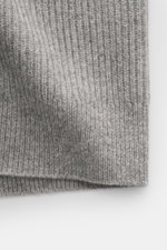 Close-up front view of the ribbed knit texture of the von Braun Cashmere Cardigan light grey melange, pure cashmere, soft touch, slim fit.

Description: Basic for the cold season made from soft cashmere: The VON BRAUN cardigan in classic ribbed knit can b