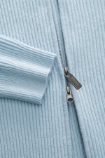 Close-up, top-down view of the von Braun Cashmere Cardigan light blue showing classic ribbed knit, soft cashmere, elastic cuffs, and two-way zipper with leather pull. Basic for the cold season made from soft cashmere: The VON BRAUN cardigan in classic rib