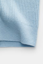 von Braun Cashmere Cardigan light blue close-up from front showing classic ribbed knit, elastic cuffs, soft pure cashmere, slim fit, high collar.