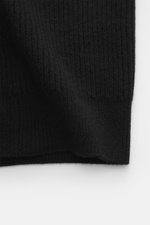 Close-up front view of the ribbed knit texture of the von Braun Cashmere Cardigan black, made from pure soft cashmere.

Description:  
<p>Basic for the cold season made from soft cashmere: The VON BRAUN cardigan in classic ribbed knit can be elegantly com