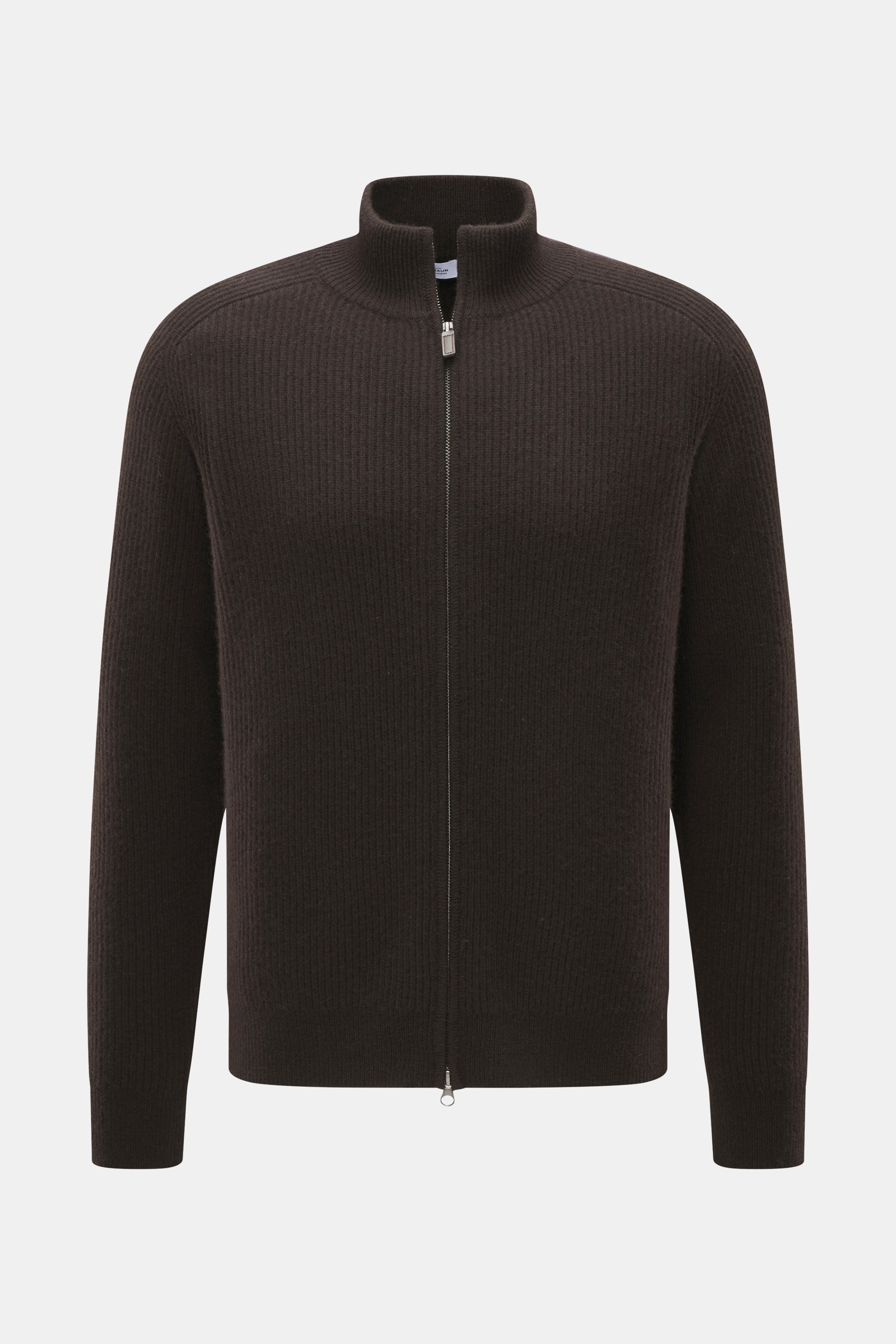 von Braun Cashmere Strickjacke braun, frontal fotografiert, Slim Fit mit weichem Griff, Patentstrick, hoch schließendem Kragen, Raglanärmel, Zwei-Wege-Reißverschluss und elastischen Rippbündchen, reiner Cashmere.