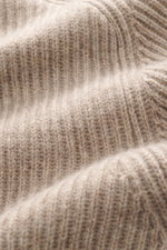 Close-up front view of the soft ribbed knit fabric of the von Braun Cashmere Cardigan taupe melange, highlighting its texture and warmth.

Description: <p>Basic for the cold season made from soft cashmere: The VON BRAUN cardigan in classic ribbed knit can