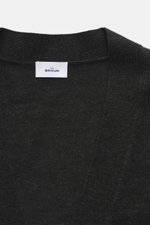 von Braun Merino Feinstrick-Cardigan anthrazit, Nahaufnahme von oben, weicher Merinowolle, Slim Fit, feines Strickbild, flexible Rippbündchen