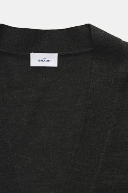 Close-up frontal view of the von Braun Merino fine knit cardigan anthracite showing soft pure merino wool, slim fit, subtle ribbed collar. Patch pockets at the hip give a relaxed, sporty touch, five-button placket, flexible ribbed cuffs, very fine knit en