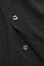 Nahaufnahme des von Braun Merino Feinstrick-Cardigan anthrazit, zeigt Knöpfe, feines Strickbild und aufgesetzte Taschen aus reiner Merinowolle.