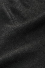 Nahaufnahme aus schräger Perspektive des feinen Strickbilds und der weichen Merinowolle des von Braun Merino Feinstrick-Cardigan anthrazit mit aufgesetzten Hüfttaschen.