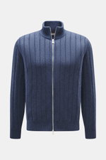 Brustansicht der graublau melierten Brunello Cucinelli Cashmere Strickjacke mit breitem Rippstrick, Stehkragen, Slim Fit und Zwei-Wege-Zipper.