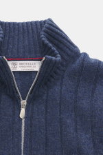 Nahaufnahme aus frontaler Perspektive der Brunello Cucinelli Cashmere Strickjacke graublau meliert mit breitem Rippstrick, Slim Fit, Stehkragen, Zwei-Wege-Zipper, weichem Griff und flexiblen Bündchen.