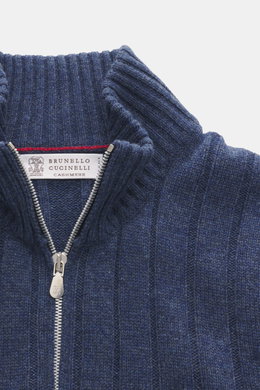 Nahaufnahme aus frontaler Perspektive der Brunello Cucinelli Cashmere Strickjacke graublau meliert mit breitem Rippstrick, Slim Fit, Stehkragen, Zwei-Wege-Zipper, weichem Griff und flexiblen Bündchen.