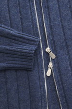Nahaufnahme der graublau melierten Brunello Cucinelli Cashmere Strickjacke im breiten Rippstrick mit Zwei-Wege-Zipper, Stehkragen und Slim Fit.