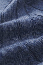 Nahaufnahme der Brunello Cucinelli Cashmere Strickjacke graublau meliert in breitem Rippstrick, mittelfeinem Strickbild, weichem Griff und Stehkragen.
