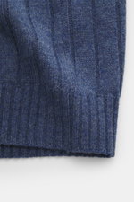 Nahaufnahme der breiten Rippstruktur der graublau melierten Brunello Cucinelli Cashmere Strickjacke aus reinem Cashmere mit weichem Griff, mittelfeinem Strickbild und flexiblen Rippbündchen, fotografiert von oben.