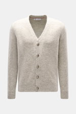 Brunello Cucinelli Cardigan hellgrau/sand meliert, frontale Nahaufnahme, weicher Alpaka-Mix, V-Ausschnitt, Wappenknöpfe, Regular Fit, Rippbündchen, Kontrastkante, mittelfeines Strickbild.