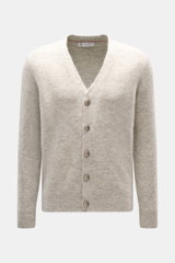 Brunello Cucinelli Cardigan hellgrau/sand meliert, frontale Nahaufnahme, weicher Alpaka-Mix, V-Ausschnitt, Wappenknöpfe, Regular Fit, Rippbündchen, Kontrastkante, mittelfeines Strickbild.