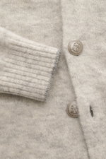 Brunello Cucinelli Cardigan hellgrau/sand meliert, Detailfoto von Knöpfen mit Solomeo-Wappen, Alpaka-Mix, V-Ausschnitt, Rippbündchen, Kontrastkante.