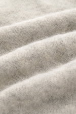 Nahaufnahme des hellgrau/sand melierten Brunello Cucinelli Cardigans aus Alpaka-Mix, mittelfeines Strickbild, weicher Griff mit Wappenknöpfen und Kontrastkante.
