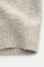 Brunello Cucinelli Cardigan hellgrau/sand meliert, Detailaufnahme der weichen Alpaka-Mischung mit mittelfeinem Strick und Rippbündchen.
