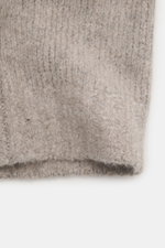 Brunello Cucinelli Strickjacke taupe meliert, Detailaufnahme des groben Strickbilds, schwerer Cashmere-Seiden-Mix, weicher Griff, Rippbündchen.